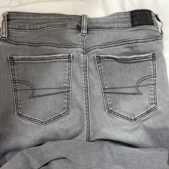Women’s American Eagle Outfitters Distressed Grey Jegging Jeans. Size 4 short. - Picture 12 of 16